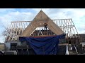 Hier worden de dakspanten getimmerd zodat een hele nieuwe dakconstructie ontstaat op de bouwval.