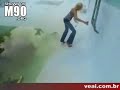 Stupid blond girl falls in a pool - Loira cai na piscina Stupid blond girl falls in a pool - Loira cai na piscina
