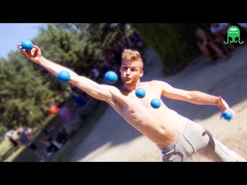 juggling - Green wall, blue balls and amazing juggling by Till Rautert! Parede verde, bolas azuis e malabarismo insano por Till Rautert! Apoie / support: http://www.pat...
