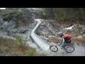 Cyklisti na turistickom chodníku