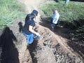 Mujer corriendo en bajada se resbala