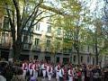 baile del grupo de danzas de muthiko alaiak en la plaza de san jos� de pamplona.
muthiko alaiak dantza taldearen dantzak iru�ako san jose enparantzan