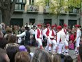 baile del grupo de danzas de muthiko alaiak en la plaza de san jos� de pamplona.
muthiko alaiak dantza taldearen dantzak iru�ako san jose enparantzan