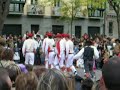 baile del grupo de danzas de muthiko alaiak en la plaza de san jos� de pamplona.
muthiko alaiak dantza taldearen dantzak iru�ako san jose enparantzan