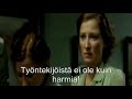 Piilokamera erään lentoyhtiön tiloissa. Lentäjien työtaistelu-uhka kiristää tunteita, kun blogijohtaminen sakkaa.