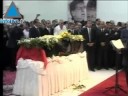 شهدت مدينة رام الله اليوم مراسم تشييع جثمان الشاعر الفلسطيني الكبير محمود درويش الذي توفي الأحد الماضي في الولايات المتحدة إثر عملية جراحية.وتدفق عشرات الآلاف من الفلسطينيين على رام الله للمشاركة في مراسم الجنازة الرسمية، التي يقول الفلسطينيون إنها كانت الأكبر منذ جنازة الرئيس الفلسطيني ياسر عرفات عام 2004. وقد القى الرئيس الفلسطيني محمود عباس الذي كان في مقدمة المشيعين كلمة تأبين أثنى فيها على الأديب الراحل. وأقيم ضريح درويش قريبا من المكان الذي القى فيه اخر قصائده الجديدة.وكان درويش قد جعل من رام الله دارا له منذ عودته في التسيعينيات الى الضفة بعد بقائه في المنفى سنوات طويلة. وقد وصل جثمانة على متن مروحية قادمة من الأردن، حيث أقيمت له هناك مراسم تأبين، وقد ألقى سلام فياض رئيس الحكومة الفلسطينية وعدد من ا