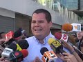 Caldera dijo que la solución es cumplir con las inversiones eléctricas que debieron hacerse desde 1998 Gobierno ineficiente castiga al pueblo con recortes eléctricos Primero Justicia señaló que aún están en construcción las centrales eléctricas Tocoma y la Vueltosa, lo cual de haberse inaugurado a tiempo, ayudaría a aumentar la capacidad energética del país Caracas, 4 de enero de 2010.- Tras la medida en Gaceta Nacional sobre la restricción de energía eléctrica en centros comerciales y que hace que estos centros sean aperturados es a partir de las 11 de la mañana y hasta las 9 de la noche, el dirigente de Primero Justicia, Juan Carlos Caldera, explicó que la normativa afecta en demasía la vida de las familias venezolanas, debido a la incapacidad que ha tenido el gobierno nacional para realizar las debidas inversiones en materia eléctrica. Nosotros hoy estamos a las puertas de este centro comercial expresando nuestro rechazo e indignación por la manera alegre que nuestro gobierno viene afrontando su propia torpeza sobre la medida de cierre de centros comerciales y de lugares de esparcimiento. Se nos quiere castigar a los venezolanos. Ya vivimos recortados de agua y de luz y ahora se nos pretende engañar diciendo que esto es por el fenómeno del Niño o problemas climáticos, expresó este lunes el dirigente de la tolda amarilla durante una rueda de prensa en el centro comercial Millenium de Los Dos Caminos. Agregó Caldera que ya desde 1998 el Ejecutivo Nacional tenía la <b>...</b>