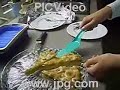 Laura schneidet Kuchen