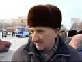 4 марта, как отметили СМИ, в Екатеринбурге прошло самое заметное общественно-политическое событие за последние несколько лет. Люди, недовольные повышением тарифов на услуги ЖКХ, вышли на улицы. А после того как нацболы решились на перекрытие дороги - акция протеста превратилась в несанкционированный митинг со стычкой с ментами.В митинге принимали участие сторонники КПРФ, РКРП, «Яблока» и НБП. К 12.00 часам на Площади 1905 года собралось около полутора тысяч человек. Звучали лозунги: «Россия без Путина», «Правительство в отставку», «Нет реформам ЖКХ».Выступление ораторов прерывались криками из толпы, общим скандированием, но основным событиям довелось развернуться после окончания мероприятия. Группа нацболов и член РКСМ(б), попытались перегородить движение на левой полосе улицы Ленина. К ним поспешили менты и попытались утащить с дороги. Безуспешно нацболы скхватили друг друга. Менты активнее всего вцепились в нацбола с флагом -- им оказался пресс-Менты пытаются растащитьсекретарь Екатеринбургского отделения НБП Алексей Никифоров.В толпе раздались выкрики:- Наших бьют! На помощь! Не позволим ментам забрать ребят!Группа людей набросилась на милиционеров и завязалась драка. Некоторые милиционеры за своё хамство и грубость получили палками стариков. Несколько дедушек активно мутузили мента ударившего ногой по спине одного из нацболов. Женщины вцеплялись в тулупы серых «служителей закона». Ситуация вышла из под контроля - менты отступили.Но «массовые беспорядки», в которых по слухам обвинили одного лишь Алексея Никифорова, продолжились. Улица была перекрыта. К этим протестующим начали присоединяться остальные. Народ перекрыл улицу на полчаса.Никифорова арестовали около станции метро. Затем суд оставил его под стражей. На следующем заседании Никифорову определили наказание в виде 3 суток ареста.НБП НАЦИОНАЛ БОЛЬШЕВИСТСКАЯ ПАРТИЯ национал большевики большевизм нацбол нацболы лимоновцы national bolshevik party nbp bolsheviks nazbol nazbols Limonov Limonow Лимонов