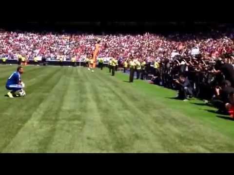 Keylor Navas steps onto the pitch of the Santiago Bernabéu for the first time