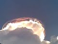 インドネシアで太陽を覆ってしまうほどの大きいレンズ状の雲のサムネイル