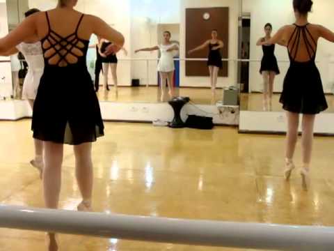 Aulas de Ballet Clássico para Adultos na Sala de Dança