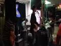 Mama Pulpa jamming with Banjo guy at Hoko´s