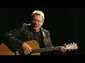 ard-sendung vom 16.07.08,  22:45 uhr

allein auf der b�hne, ein mann und seine gitarre - so kennt man reinhard mey, liedermacher, troubadour. mey f�hrt im film an orte, die meilensteine in seinem leben und seiner laufbahn waren: der pariser chansontempel 'bobino', aber auch die schule, wo er als teenager in der turnhalle auftrat. oder auf burg waldeck, wo er zur zeit der 68er studentenunruhen beim chansonfestival sang. in gespr�chen mit seinen kindern, kollegen und freunden, dem franz�sischen autor, s�nger und komponisten georges moustaki, aber auch mit g�tz alsmann, klaus hoffmann, anna loos, jan josef liefers und claudia roth entstand ein facettenreiches bild des s�ngers, komponisten und poeten reinhard mey