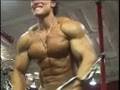 videos de Bodybuilder Denis Sergovskiy trains, poses