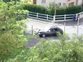 Une course poursuite et une barrière...