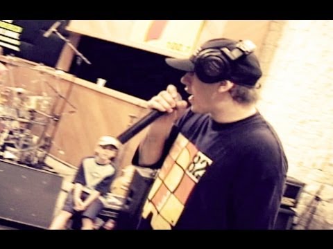 Charlie Brown - Showlivre apresenta em homenagem ao Chorão do Charlie Brown JR., um especial com apresentação da banda no Estúdio Transamérica em 2001.