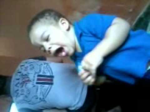 bebe cantando na linguam dos anjos