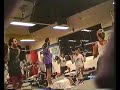 Lezione di pump alla palestra Lazzarin di Locarno nel 1998. Guardate il tizio con la maglia viola, è alla sua prima lezione ed è molto divertente.Look at the guy in purple, he is a beginner and he is very funny.