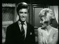gitte haenning & rex gildo - jetzt dreht die welt sich nur um dich 1964

1. kommentar zum gleichnamigen film

2. jetzt dreht die welt sich nur um dich 
jetzt dreht die welt sich nur um dich 
das wird f�r mich nie anders sein 
denn diese welt ist ohne dich 
ganz ohne gl�ck und sonnenschein 

schenk mir ein bild von dir 
gern, nimm dir dieses hier 
das soll ein souvenir sein 
ich schau mir's t�glich an 
so wird's wom�glich dann 
einmal ein talisman 

jetzt dreht die welt sich nur um dich 
das wird nie anders sein f�r mich 
ich lass dich nie mehr, nie mehr, nie mehr, nie mehr geh'n 
denn diese welt ist ohne dich 
ganz ohne sonnenschein f�r mich 
und grade du nur, du nur, du nur machst sie sch�n 

jetzt dreht dich welt, die sch�ne welt 
sich nur um dich, f�r mich und dich 
das wird f�r mich, f�r mich und dich, nie anders sein 
denn diese welt, die welt an sich 
ist ohne dich, ja ohne mich 
ganz ohne gl�ck, ganz ohne gl�ck und sonnenschein 

mach mal die augen zu 
das ist gef�hrlich, du 
das wirst du schon erleben 
bald f�hrt der letzte bus 
dann kommt der letzte kuss 
das hei�t, bis morgen ist schluss 

jetzt dreht die welt sich nur um dich 
das wird nie anders sein f�r mich 
ich lass dich nie mehr, nie mehr, nie mehr, nie mehr geh'n 
denn diese welt ist ohne dich 
ganz ohne sonnenschein f�r mich 
und grade du nur, du nur, du nur machst sie sch�n 

die ganze welt dreht sich um dich 
das wird f�r mich nie anders sein 
denn diese welt ist ohne dich 
ganz ohne gl�ck und sonnenschein