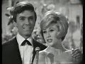 gitte haenning & rex gildo - jetzt dreht die welt sich nur um dich 1964

1. kommentar zum gleichnamigen film

2. jetzt dreht die welt sich nur um dich 
jetzt dreht die welt sich nur um dich 
das wird f�r mich nie anders sein 
denn diese welt ist ohne dich 
ganz ohne gl�ck und sonnenschein 

schenk mir ein bild von dir 
gern, nimm dir dieses hier 
das soll ein souvenir sein 
ich schau mir's t�glich an 
so wird's wom�glich dann 
einmal ein talisman 

jetzt dreht die welt sich nur um dich 
das wird nie anders sein f�r mich 
ich lass dich nie mehr, nie mehr, nie mehr, nie mehr geh'n 
denn diese welt ist ohne dich 
ganz ohne sonnenschein f�r mich 
und grade du nur, du nur, du nur machst sie sch�n 

jetzt dreht dich welt, die sch�ne welt 
sich nur um dich, f�r mich und dich 
das wird f�r mich, f�r mich und dich, nie anders sein 
denn diese welt, die welt an sich 
ist ohne dich, ja ohne mich 
ganz ohne gl�ck, ganz ohne gl�ck und sonnenschein 

mach mal die augen zu 
das ist gef�hrlich, du 
das wirst du schon erleben 
bald f�hrt der letzte bus 
dann kommt der letzte kuss 
das hei�t, bis morgen ist schluss 

jetzt dreht die welt sich nur um dich 
das wird nie anders sein f�r mich 
ich lass dich nie mehr, nie mehr, nie mehr, nie mehr geh'n 
denn diese welt ist ohne dich 
ganz ohne sonnenschein f�r mich 
und grade du nur, du nur, du nur machst sie sch�n 

die ganze welt dreht sich um dich 
das wird f�r mich nie anders sein 
denn diese welt ist ohne dich 
ganz ohne gl�ck und sonnenschein