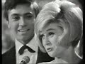 gitte haenning & rex gildo - jetzt dreht die welt sich nur um dich 1964

1. kommentar zum gleichnamigen film

2. jetzt dreht die welt sich nur um dich 
jetzt dreht die welt sich nur um dich 
das wird f�r mich nie anders sein 
denn diese welt ist ohne dich 
ganz ohne gl�ck und sonnenschein 

schenk mir ein bild von dir 
gern, nimm dir dieses hier 
das soll ein souvenir sein 
ich schau mir's t�glich an 
so wird's wom�glich dann 
einmal ein talisman 

jetzt dreht die welt sich nur um dich 
das wird nie anders sein f�r mich 
ich lass dich nie mehr, nie mehr, nie mehr, nie mehr geh'n 
denn diese welt ist ohne dich 
ganz ohne sonnenschein f�r mich 
und grade du nur, du nur, du nur machst sie sch�n 

jetzt dreht dich welt, die sch�ne welt 
sich nur um dich, f�r mich und dich 
das wird f�r mich, f�r mich und dich, nie anders sein 
denn diese welt, die welt an sich 
ist ohne dich, ja ohne mich 
ganz ohne gl�ck, ganz ohne gl�ck und sonnenschein 

mach mal die augen zu 
das ist gef�hrlich, du 
das wirst du schon erleben 
bald f�hrt der letzte bus 
dann kommt der letzte kuss 
das hei�t, bis morgen ist schluss 

jetzt dreht die welt sich nur um dich 
das wird nie anders sein f�r mich 
ich lass dich nie mehr, nie mehr, nie mehr, nie mehr geh'n 
denn diese welt ist ohne dich 
ganz ohne sonnenschein f�r mich 
und grade du nur, du nur, du nur machst sie sch�n 

die ganze welt dreht sich um dich 
das wird f�r mich nie anders sein 
denn diese welt ist ohne dich 
ganz ohne gl�ck und sonnenschein