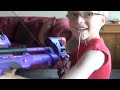Niño se arranca diente con pistola de juguete