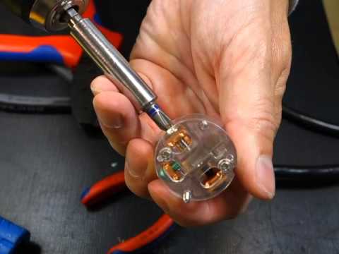 Netzkabel und Netzstecker zusammenschrauben