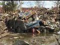 Mengangkat mayat  mangsa Tsunami di Acheh