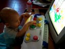 Arthur joue sur l'ordi