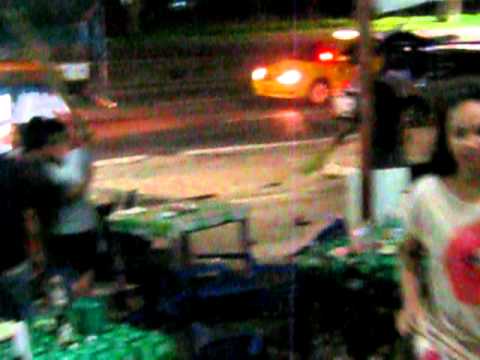 คลิปทางบ้าน - แค่เรื่องรถขวางทางเข้าบ้านถึงกับเตรียมพร้อมมามีเรื่องกันถึงขนาดนี้......