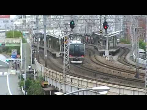 元町駅に入線するJR西日本207系