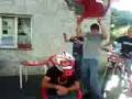 xistoso golpea a Trapis con una silla