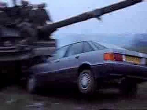 Auto destrozado por tanque, impresionante