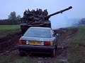 Auto destrozado por tanque, impresionante
