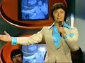 rex gildo - fiesta mexicana 1973

hossa! hossa! hossa! hossa!

fiesta, fiesta mexicana
heut' geb' ich zum abschied f�r alle ein fest
fiesta, fiesta mexicana
es gibt viel tequila, der gl�cklich sein l��t
alle freunde, sie sind hier
feiern noch einmal mit mir
wir machen fiesta, fiesta mexicana
weil ihr dann den alltag, die sorgen schnell verge�t

adio, adio mexiko
ich komme wieder zu dir zur�ck
adio, adio mexiko
ich gr�� mit meinem sombrero, te quiero, ich habe dich so lieb

fiesta, fiesta mexicana
auf der kleinen plaza da lacht man und singt
fiesta, fiesta mexicana
wenn zum letzten tanz die gitarre erklingt
juanita, pepe, ja die zwei
sagen noch einmal good-bye
wir machen fiesta, fiesta mexicana
weil das bunte leben die liebe zu uns bringt

adio, adio mexiko
ich komme wieder zu dir zur�ck
adio, adio mexiko
ich gr�� mit meinem sombrero, te quiero, ich habe dich so lieb

hossa! hossa! hossa! hossa!

fiesta, fiesta mexicana
bald schon wird es hell, denn der morgen ist nah
und ich k�sse carmen sita
denn ich wei�, die stunde des abschieds ist da
weine nicht, mu� ich auch geh'n
weil wir uns ja wiederseh'n
bei einer fiesta, fiesta mexicana
dann wird alles wieder so sch�n, wie es mal war

hossa! lalalalalalalalalalalala hoho lalalalalalala

fiesta, fiesta mexicana
bald wird wieder alles so sch�n
ja, du wirst seh'n
darum bin ich bald wieder da!
 
hossa! hossa! hossa! ho-hoi!