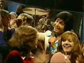 rex gildo - fiesta mexicana 1973

hossa! hossa! hossa! hossa!

fiesta, fiesta mexicana
heut' geb' ich zum abschied f�r alle ein fest
fiesta, fiesta mexicana
es gibt viel tequila, der gl�cklich sein l��t
alle freunde, sie sind hier
feiern noch einmal mit mir
wir machen fiesta, fiesta mexicana
weil ihr dann den alltag, die sorgen schnell verge�t

adio, adio mexiko
ich komme wieder zu dir zur�ck
adio, adio mexiko
ich gr�� mit meinem sombrero, te quiero, ich habe dich so lieb

fiesta, fiesta mexicana
auf der kleinen plaza da lacht man und singt
fiesta, fiesta mexicana
wenn zum letzten tanz die gitarre erklingt
juanita, pepe, ja die zwei
sagen noch einmal good-bye
wir machen fiesta, fiesta mexicana
weil das bunte leben die liebe zu uns bringt

adio, adio mexiko
ich komme wieder zu dir zur�ck
adio, adio mexiko
ich gr�� mit meinem sombrero, te quiero, ich habe dich so lieb

hossa! hossa! hossa! hossa!

fiesta, fiesta mexicana
bald schon wird es hell, denn der morgen ist nah
und ich k�sse carmen sita
denn ich wei�, die stunde des abschieds ist da
weine nicht, mu� ich auch geh'n
weil wir uns ja wiederseh'n
bei einer fiesta, fiesta mexicana
dann wird alles wieder so sch�n, wie es mal war

hossa! lalalalalalalalalalalala hoho lalalalalalala

fiesta, fiesta mexicana
bald wird wieder alles so sch�n
ja, du wirst seh'n
darum bin ich bald wieder da!
 
hossa! hossa! hossa! ho-hoi!