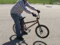Lo que necesitas hacer cuando maniobras es estar en el piso, te pones atrás de tu asiento, apoyas desde atrás y mantén tu llanta delantera sin pedalear. Un experimentado ciclista de BMX con más de 11 años de experiencia te mostrará los detalles en este video gratuito. Expert: Michael Novelli Bio: Michael Novelli ha estado haciendo acrobacias en bicicletas BMX por más de 11 años. Filmmaker: Luis diaz