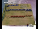 www.artehistoria.com El 9 de enero del 49 César, procedente de las Galias, tomaba la grave decisión de cruzar el Rubicón, riachuelo que marcaba el límite de su jurisdicción. En poco tiempo conquista Roma y toda la península itálica. Pompeyo y parte de los senadores huyen a Grecia. César se dirige entonces a Hispania, venciendo a los partidarios de Pompeyo en Ilerda. Tras regresar a Roma, se encamina a Epiro donde, después de un primer revés en Dyrrhachium, se encaminó hacia Farsalia. Allí se producirá la gran batalla entre Pompeyo y César. Pompeyo erigió su campamento entre el monte Dogandzis y el río Eunipeo. Formó después una línea de once legiones bastante completas, además de siete cohortes que dejó en el campamento y en la línea fortificada que iba de éste al río. A los flancos situó a las tropas auxiliares y, en su izquierda, a su impresionante caballería. En total, eran unos 66.000 hombres. César contaba con la mitad de efectivos, divididos en nueve legiones incompletas. A la izquierda situó a los auxiliares, mientras que en la derecha dejó a la caballería ya ocho cohortes ocultas. La caballería de Pompeyo se lanzó sobre la de César. Éste respondió enviando a sus legiones hacia delante. Astutamente, la caballería cesariana se replegó a través de la línea de ocho cohortes, quienes cierran después filas formando una sola línea de combate. Detrás de ella se reagrupó la caballería de César. Mientras las ocho cohortes atacan a la caballería de Pompeyo, la de César toma <b>...</b>