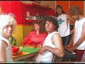 ah!�a c'est de la chanson!!! pis harry qui s'aper�oit de rien! vid�oclip jeauzer* avec la voix de sylvie daviau, une �chalotte de marc drouin.