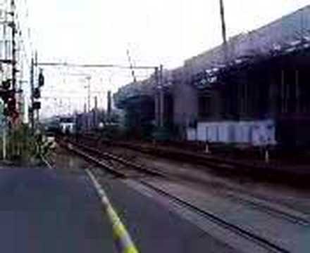783系　踏切通過