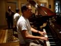 HOANG NAM interpr�te une de ses compositions au piano