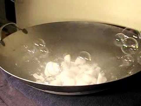 Floating soap bubbles on carbon dioxide