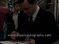 videos de Seth MacFarlane - Signing Autographs and Sketching at his NYC Hotel