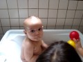 Mel dando gargalhada no banho