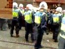 Poliser motar bort demonstranter vid SD-möte Poliser motar bort demonstranter vid SD-möte