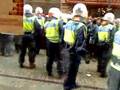 Poliser motar bort demonstranter vid SD-möte