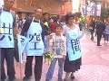 這一個月，很多人在罵時代廣場的業主，罵他們違反地契，將公共空間長期租給咖啡店，又以日租十幾萬租給商業機構搞展覽，要求業主將多收了的租金交出來。這都罵得對，但罵得不夠深入。問題其實比多收租金嚴重得多。第一、政府用超過二十億換來的時代「廣場」，業權仍然屬於九龍倉，不同於屬於公眾的皇后像廣場、維多利亞公園或西洋菜街；第二、政府在《撥地契據》中授予九龍倉極大權力：不許帶任何飲品或食物進廣場、不許帶任何動物或雀鳥進廣場、嚴禁業主眼中嘈吵及擾人之活動、只能夠玩業主准許的遊戲、業主可以限制市民進出廣場的部分權利、業主有權趕走他認為不守規矩的人、業主有權添加附屬規例加強監管、業主還保留權利在廣場上起樓，等等等等。如果沒有事先說明，你可能以為上述是一所監獄、或者一所軍營列出的規例。好的公共空間，都是市民「用」出來的，甚至是「爭」回來的。。旺角西洋菜街行人專用區，除了寬頻網絡銷售員外，每個星期總有一些街頭論壇、展覽、自發表演在發生，久而久之使用者就形成了共識。在24/03/2008在時代廣場的行動。