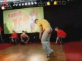 Bailarín pierde los pantalones bailando breakdance