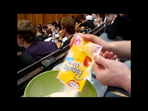 Uni - Mathe ohne den richtigen Taschenrechner!? http://tobiaspeuckert.com/sonstiges/ Das Rezept: 1 Tortenboden 2 kleine Dosen Mandarinen 2 Paradies Crem Vanille 2 ...